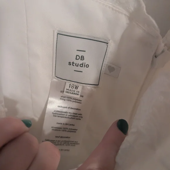 Elegant White Lace Wedding Dress - Picture 6 of 10